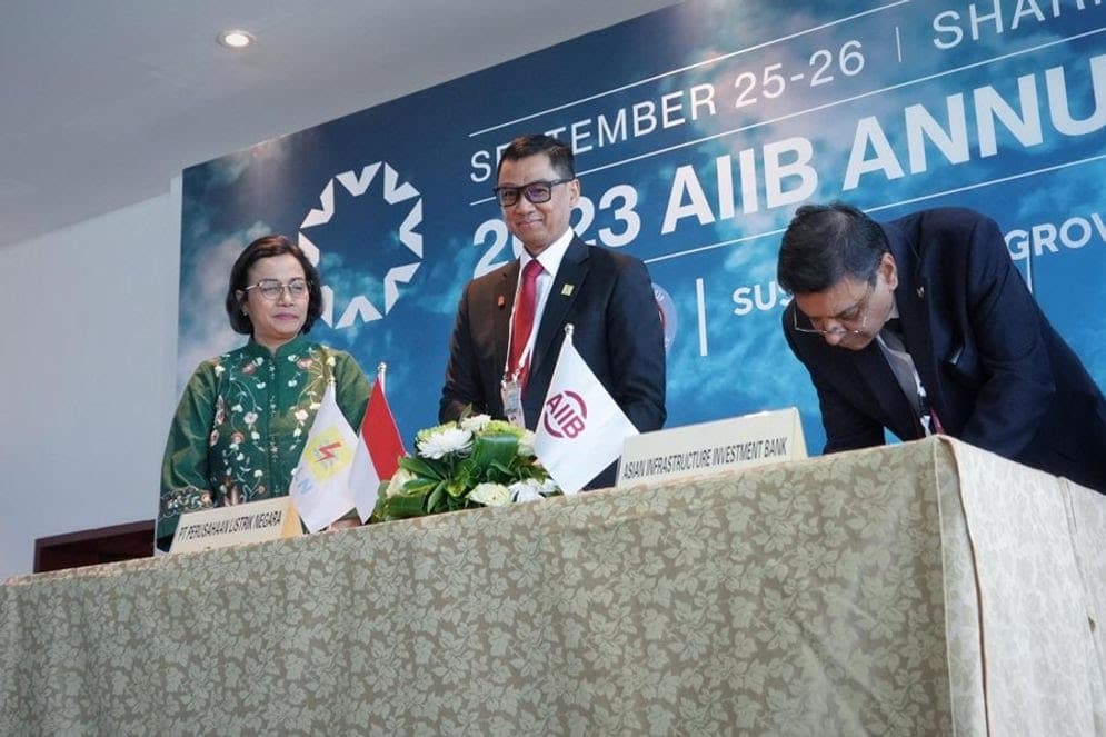 Sri Mulyani Jadi Saksi Penandatanganan MOU Transisi Energi Antara PLN dan AIIB