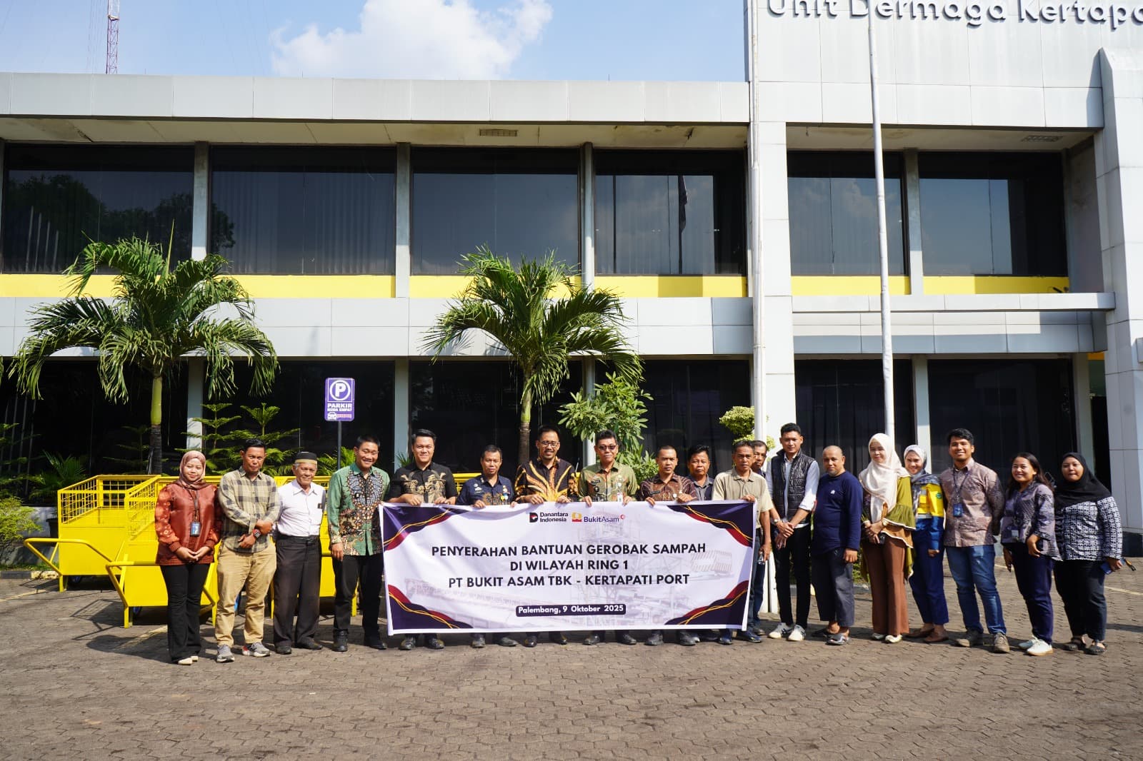 PTBA Serahkan 9 Unit Gerobak Sampah untuk Warga Ring 1 Kertapati