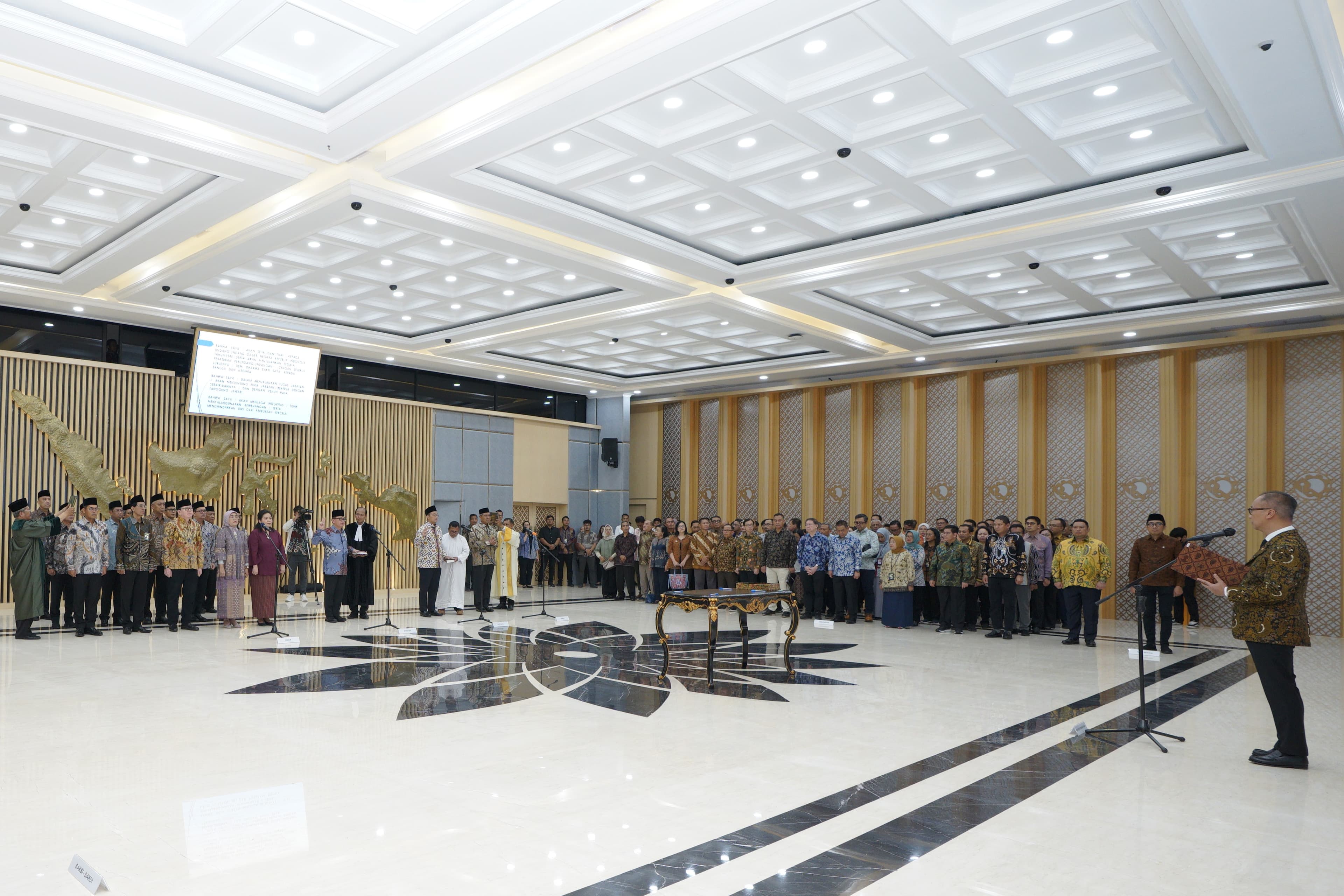 Menperin Lantik 13 Pejabat dan 5 Staf Khusus