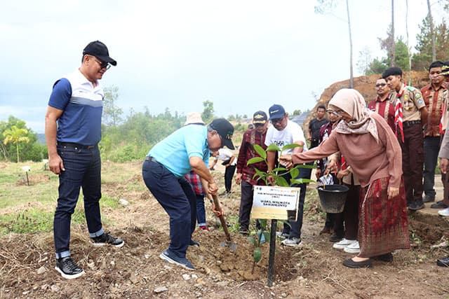 PTBA Bersama Kementerian BUMN Lakukan Penanaman Pohon Serentak