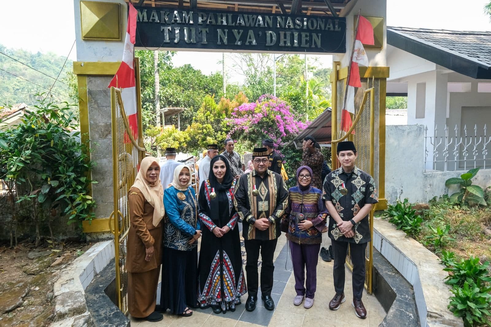 Menteri Ekraf Sempatkan Berziarah ke Makam Cut Nyak Dhien
