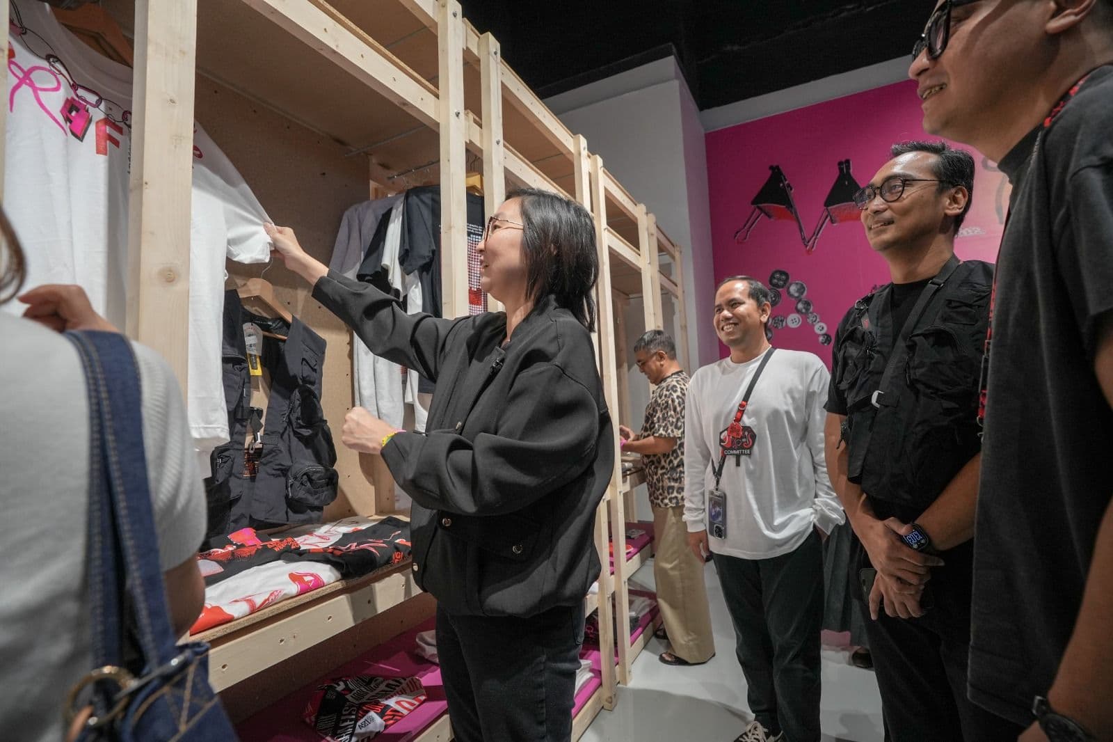 Wamen Ekraf Perkuat Identitas Daerah lewat Desain Produk Ekraf