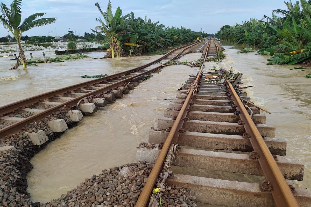 KAI Percepat Perbaikan Jalur Rel Kereta Api Yang Putus Imbas Banjir Sumatra