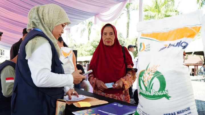 Pemerintah Giat Salurkan Bantuan Pangan Beras-Minyak Goreng Jelang Lebaran 2026
