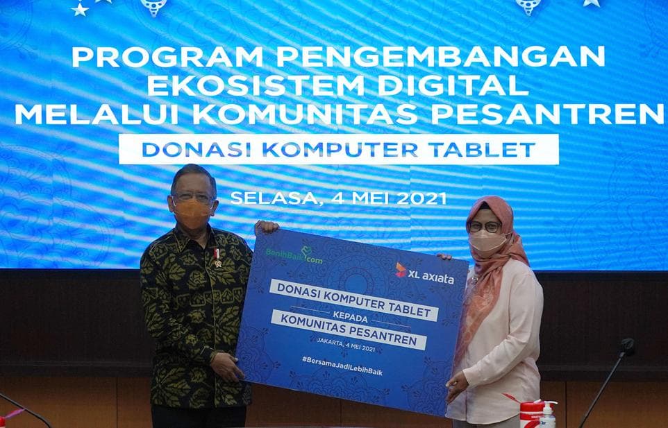 Kembangkan Desa Digital, EXCL Donasikan 100 Laptop ke Belasan Pesantren