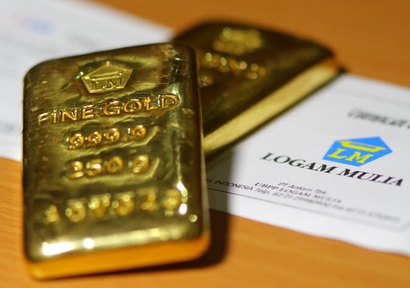 Harga Emas Berjangka Turun Akibat Penguatan Dolar AS dan Data Ekonomi Positif