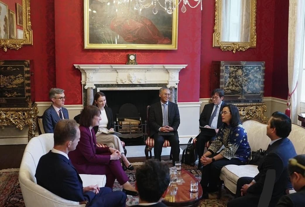 Sri Mulyani Bertemu Menkeu Inggris, Bahas Ekonomi Global hingga Dana Pendidikan