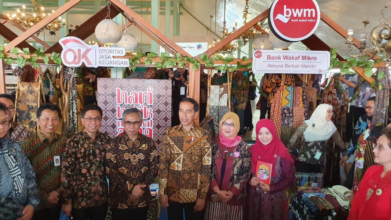 Bank Wakaf Mikro Dorong Pengembangan Nasabah Klaster Batik Di Hari Batik Nasional 2019