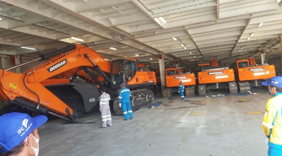 IPCC Bongkar Kargo Kapal Hyundai Glovis