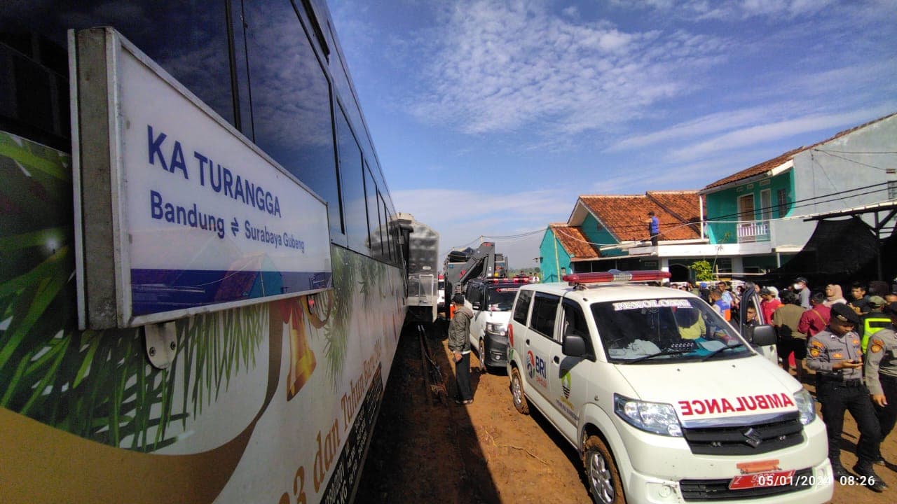 KAI Terus Lakukan Evakuasi Kecelakaan KA Turangga dan Commuterline Bandung Raya