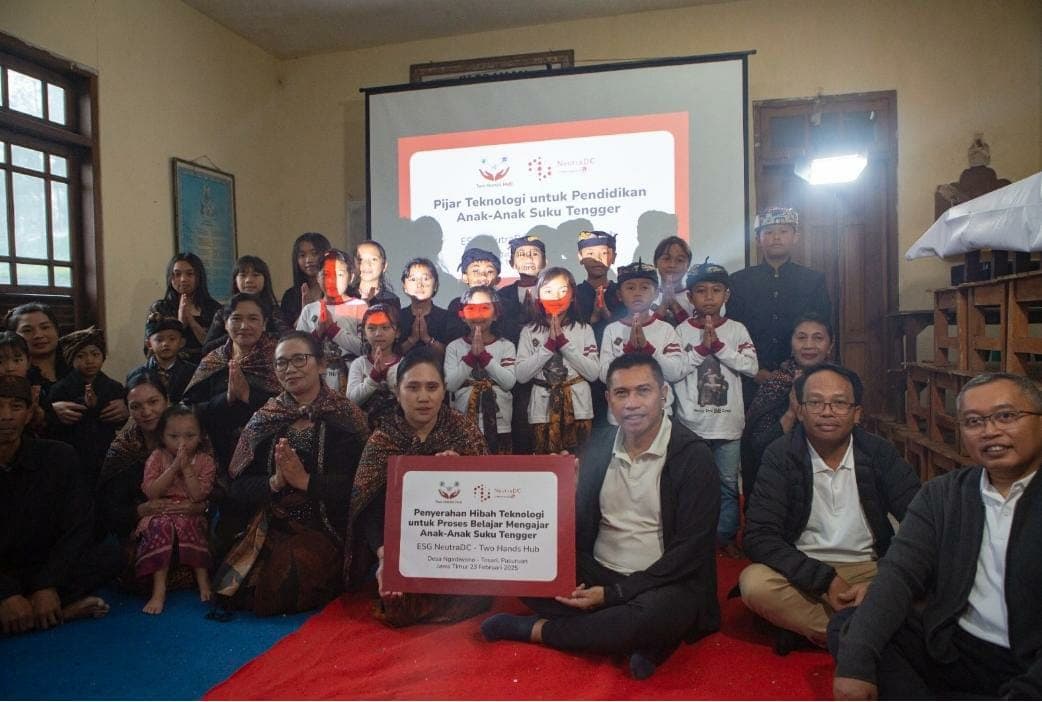 NeutraDC Serahkan Bantuan Sarana Belajar Digital untuk Anak-anak Suku Tengger