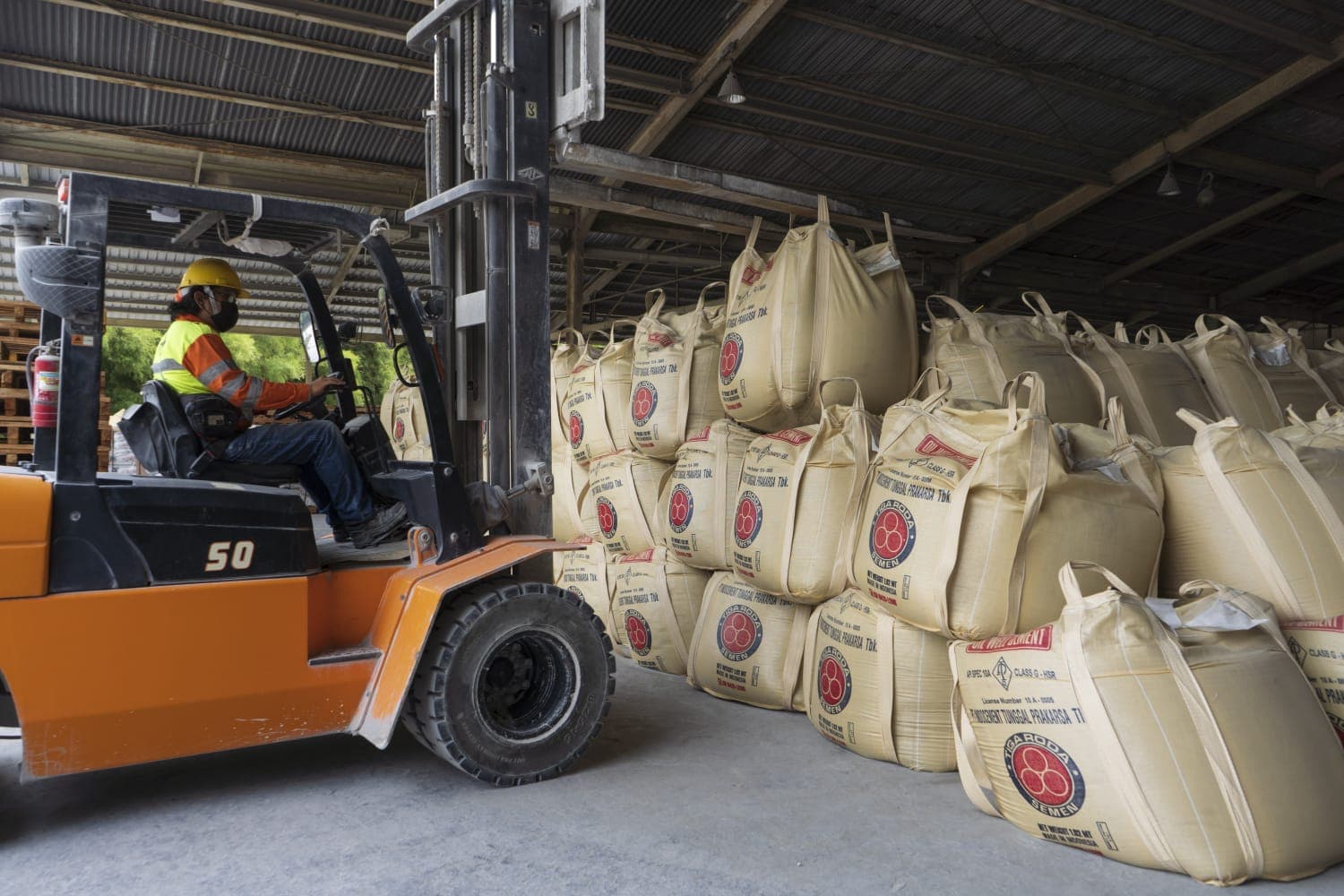 INTP Amankan Sumber Sampah Gantikan 42 Persen Bahan Bakar Batu Bara