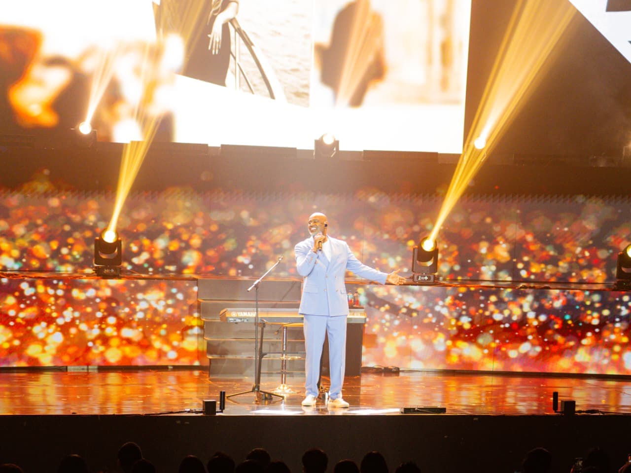 IRSX Panen Miliaran Rupiah dari Konser Brian McKnight di Balai Sarbini
