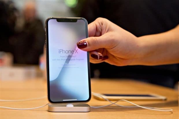 Apple Pangkas 50 Persen Produksi iPhone X
