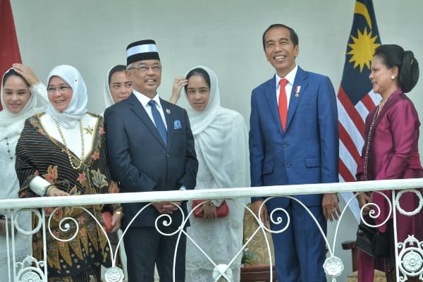 Bertemu Raja Malaysia, Jokowi Ingin Pertamina Dan Petronas Garap Proyek Bersama