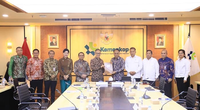 Kemenkop RI Serahkan Daftar Koperasi yang Menjalankan Kegiatan di Sektor Jasa Keuangan kepada OJK