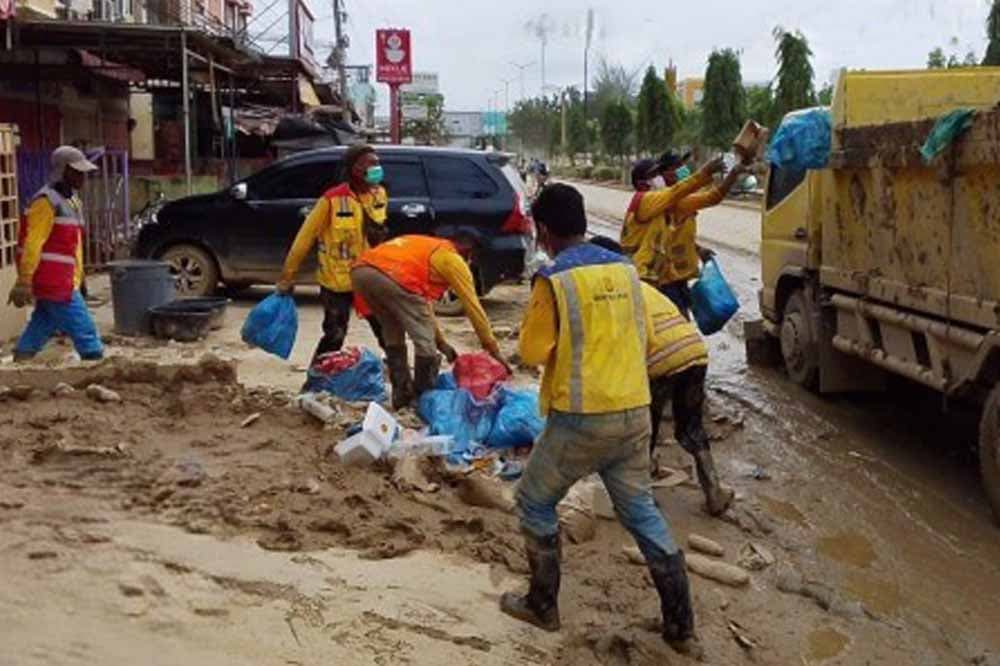 Bersihkan Sampah Imbas Banjir Aceh, Menteri PU Tak Mau Masyarakat Terus Dalam Kondisi Sulit