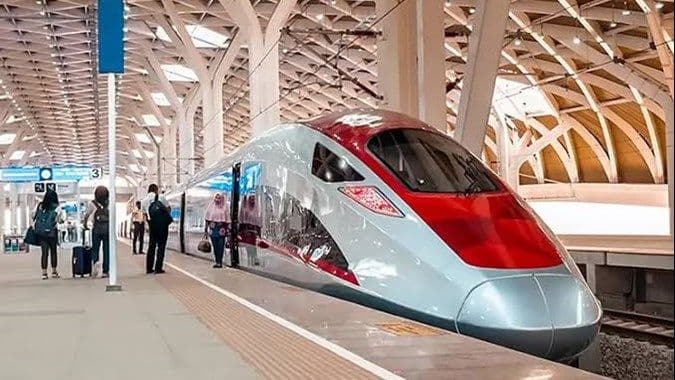 Asik, Kereta Whoosh Sekarang Ada Layanan Dining Car