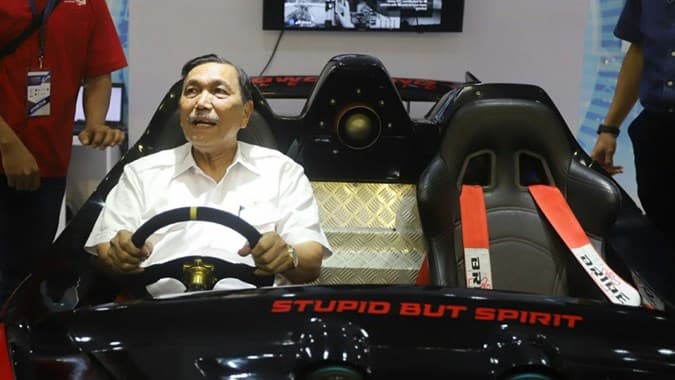 Menko Luhut Ingin Indonesia Bisa Produksi Mobil Listrik Sendiri