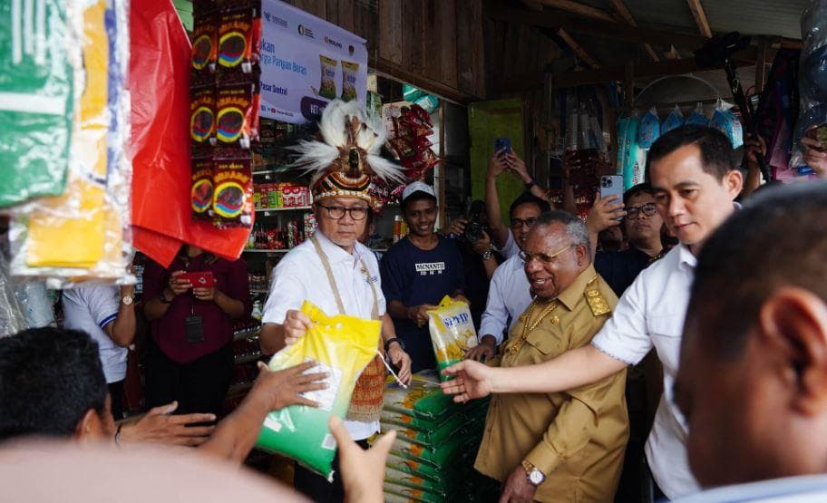 Ke Papua, Mendag Zulhas Traktir Emak-Emak Timika Beras 5 Kg