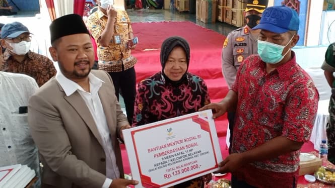 Salurkan Bantuan Mesin ke Nelayan di Gresik, Mensos : Tindaklanjut Kunjungan Presiden