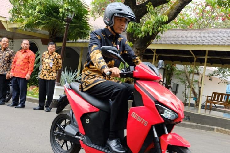 Menko Luhut Usulkan ASN Gunakan Motor Listrik di 2020
