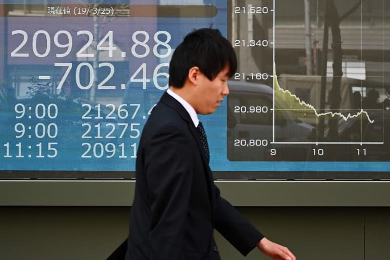 Nikkei Berakhir Datar Akibat Aksi Ambil Untung