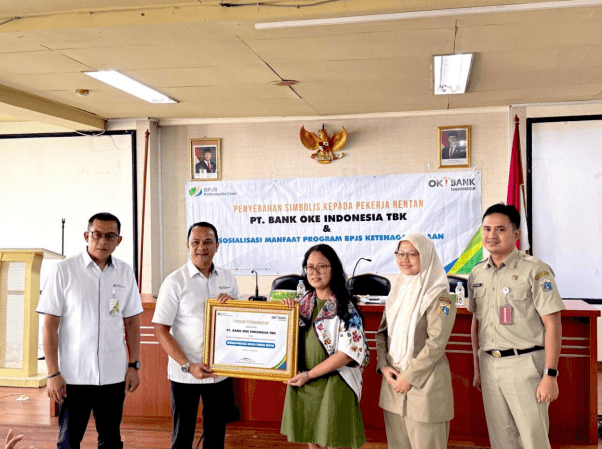 OK Bank Terima Piagam Kepesertaan BPJS Ketenagakerjaan untuk 100 Pekerja Rentan