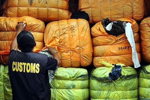 Dilarang Masuk Indonesia, Bea Cukai Amankan 7877 Bal Baju Bekas Impor