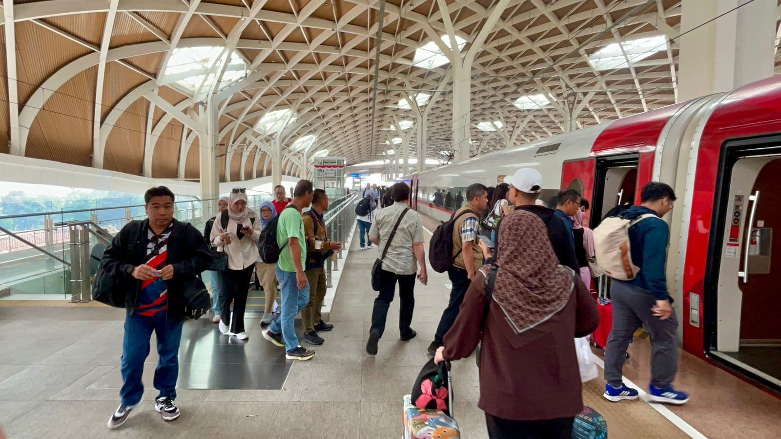 Jumlah Penumpang Whoosh Capai 75.097 Pelanggan, Selama Libur Long Weekend