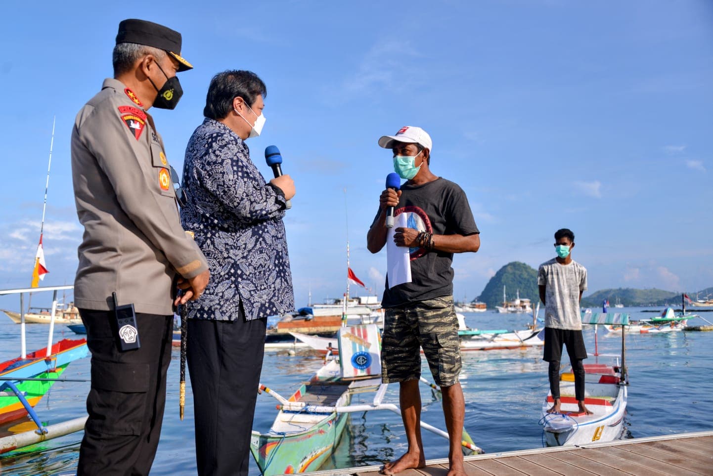 Menko Airlangga Salurkan Bantuan Tunai Pertama di 2022 Kepada Nelayan