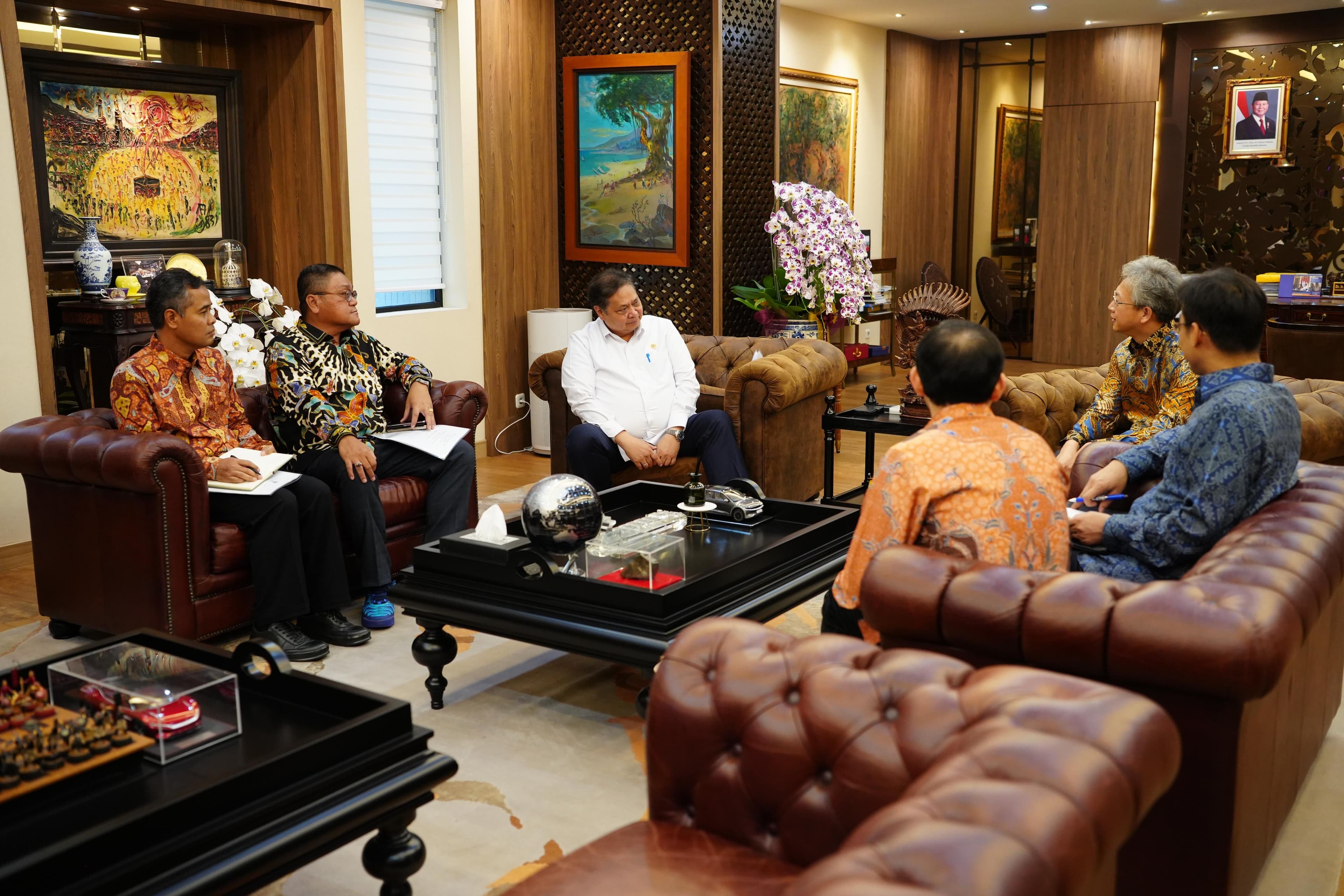 Menko Airlangga Disambangi Dubes RRT, Bahas Kerja Sama di Sektor Blue Economy