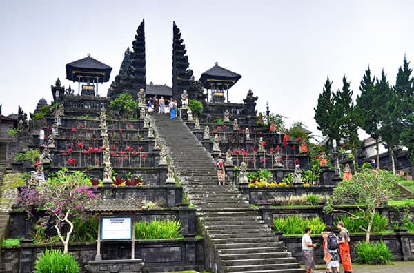 Dukung Pemulihan Wisata Religi, Kementerian PUPR Bangun Gedung Parkir Kawasan Pura Besakih Bali
