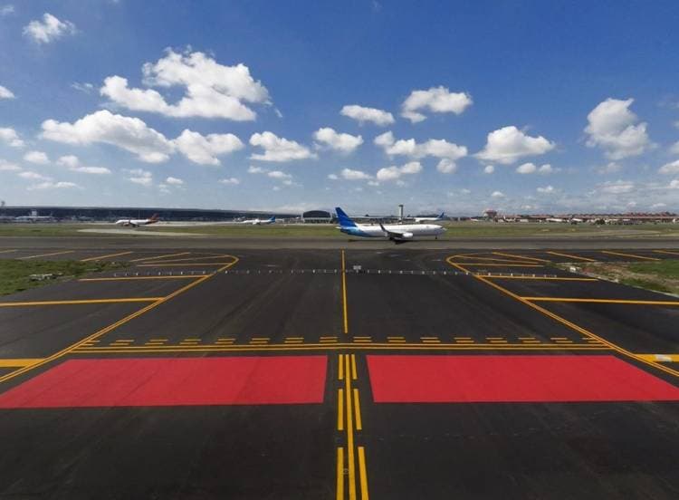 Perdana, Runway 3 Bandara Internasional Soetta Didarati Pesawat Komersial Nam Air