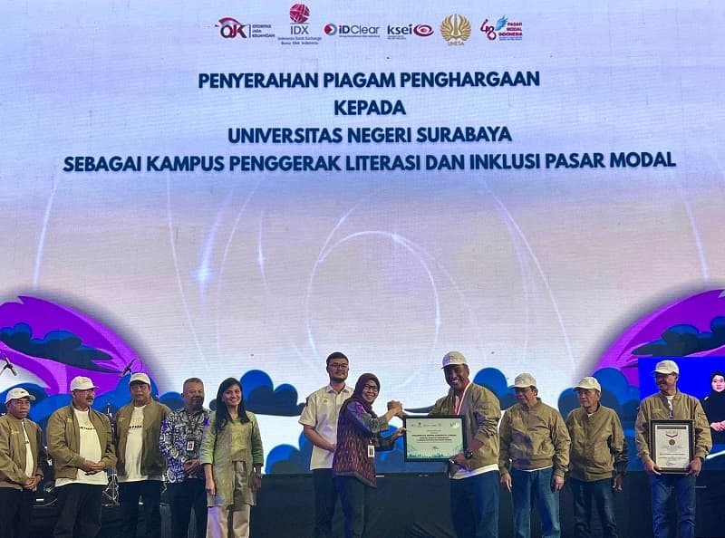 Pasar Modal Indonesia Berikan Penghargaan kepada UNESA sebagai Kampus Penggerak Literasi dan Inklusi Pasar Modal