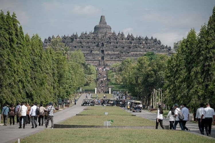 Menko Luhut Tunda Rencana Kenaikan Tiket Masuk Candi Borobudur