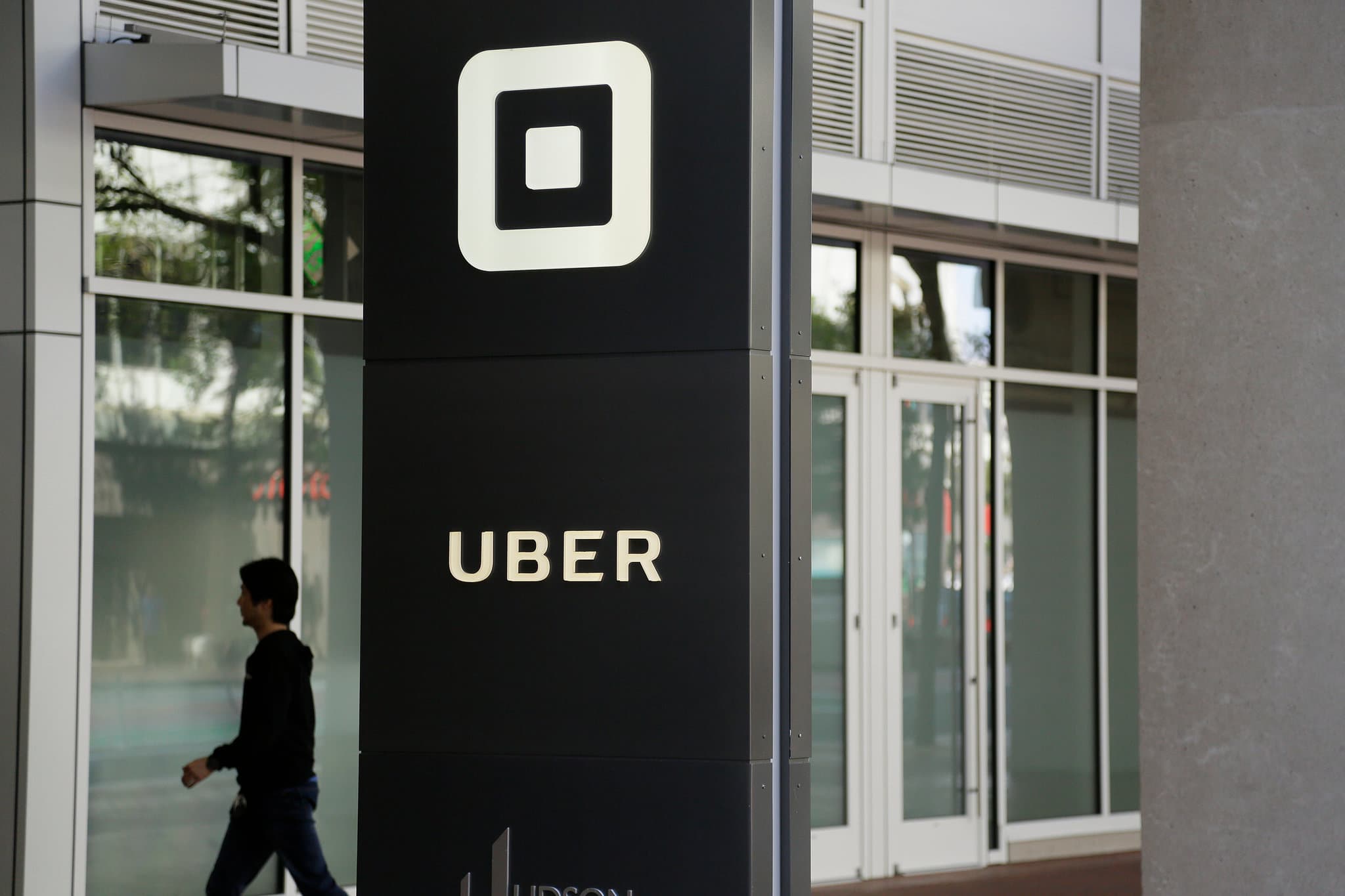 Uber Berhentikan 3.000 Karyawan