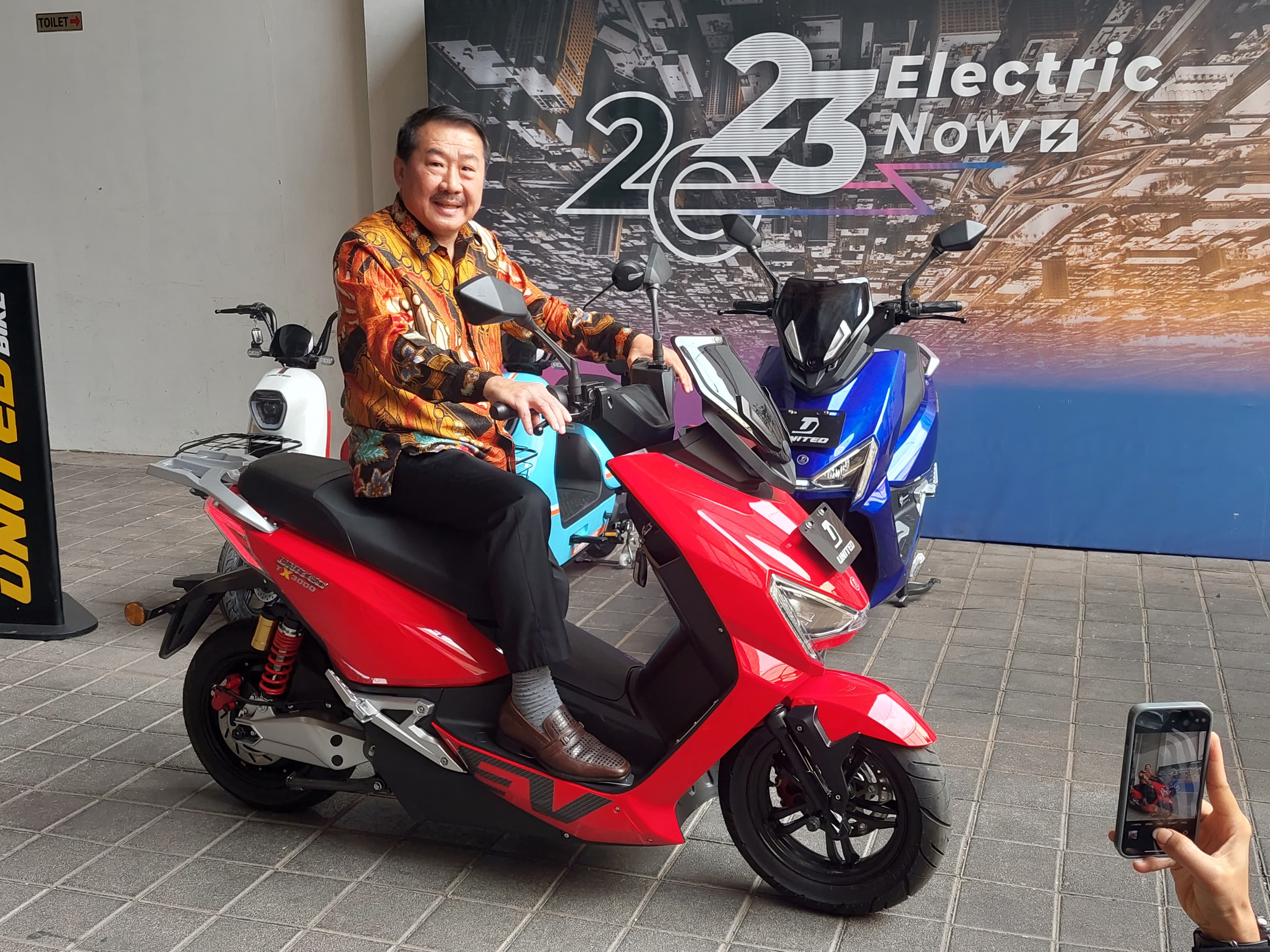 Pedagang Sepeda Merek United Ini Serius Produksi Kendaraan Listrik