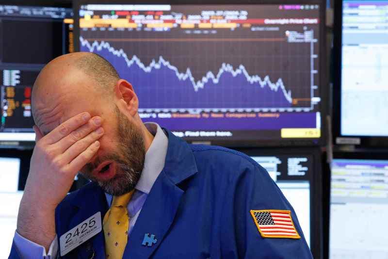 Wall Street Terpuruk Seiring Mencuatnya Kekhawatiran Penyebaran COVID-19
