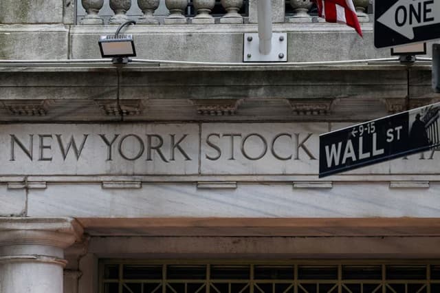 Wall Street Melemah Dipicu Ancaman Trump terhadap Tiongkok
