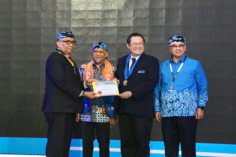 Wamenaker Afriansyah Noor Raih Gelar ASEAN Engineer, Dorong Daya Saing SDM Indonesia