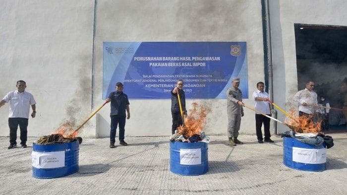Mendag Musnahkan Baju Bekas Impor Senilai Rp10 Miliar di Sidoarjo