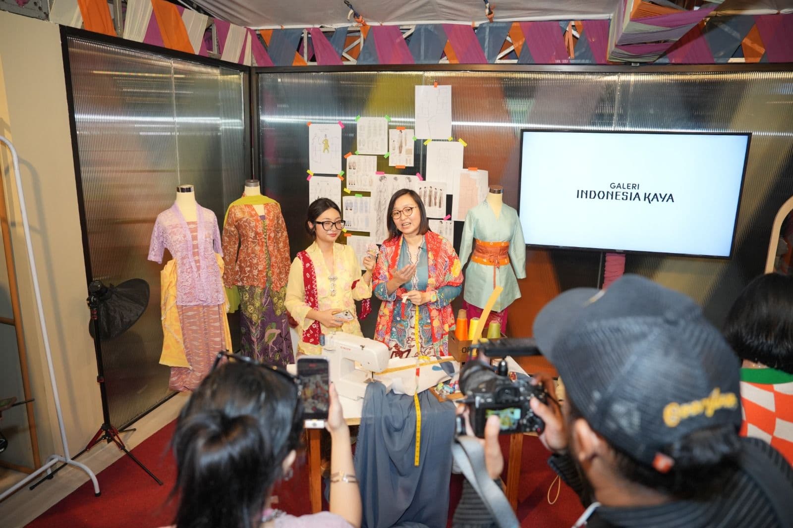 Wamen Ekraf Ajak Anak Muda Berani Berekspresi dengan Kebaya