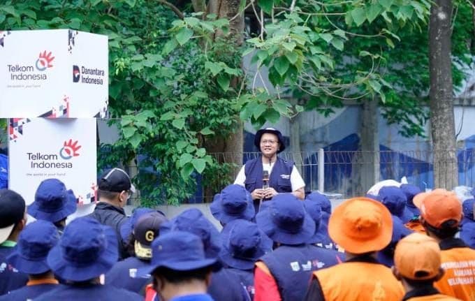 Karyawan TelkomGroup Lakukan Aksi Bersih Sampah di Kali Krukut