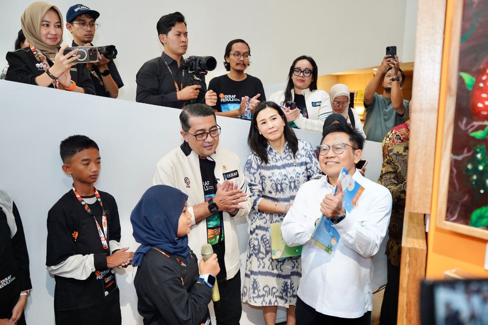 Menteri Ekraf Pamerkan Lukisan Karya Anak Aceh Tamiang dan Kota Pariaman