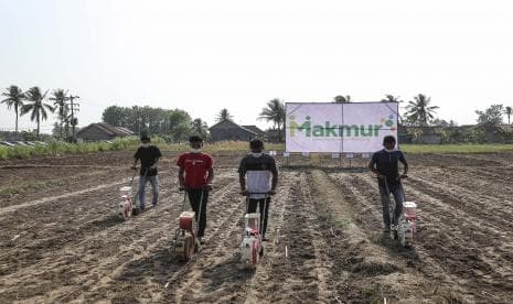 Erick Thohir Beri Bantuan Pupuk dan Traktor Untuk Petani di Lamongan