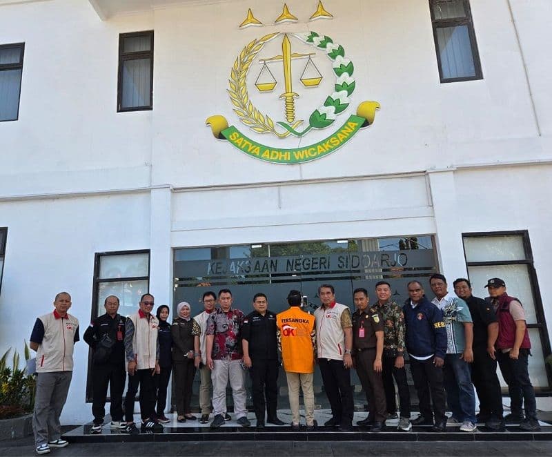 OJK Serahkan Tersangka dan Barang Bukti Kasus PT BPR SAWA kepada Kejaksaan Negeri Sidoarjo