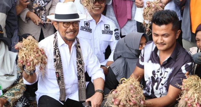Mentan Syahrul Kagum, Petani Solok Panen Raya Bawang Merah