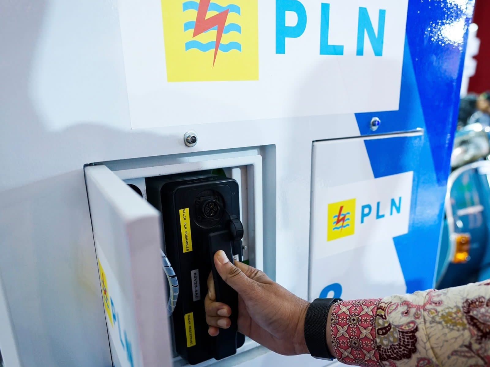 PLN Targetkan di 2024 100 Persen Operasionalnya Pakai Kendaraan Listrik